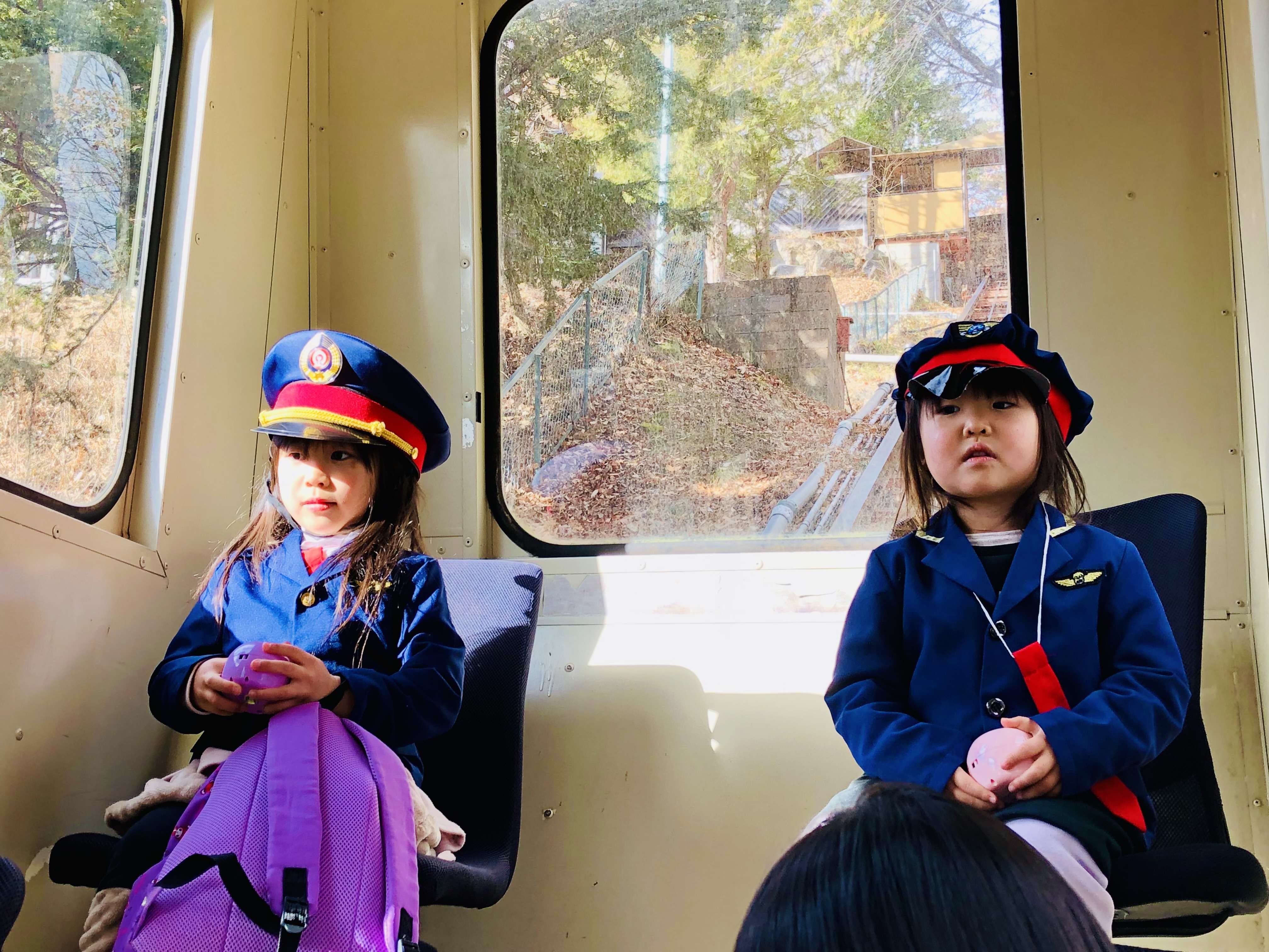 車掌さんコスプレを楽しむ子供