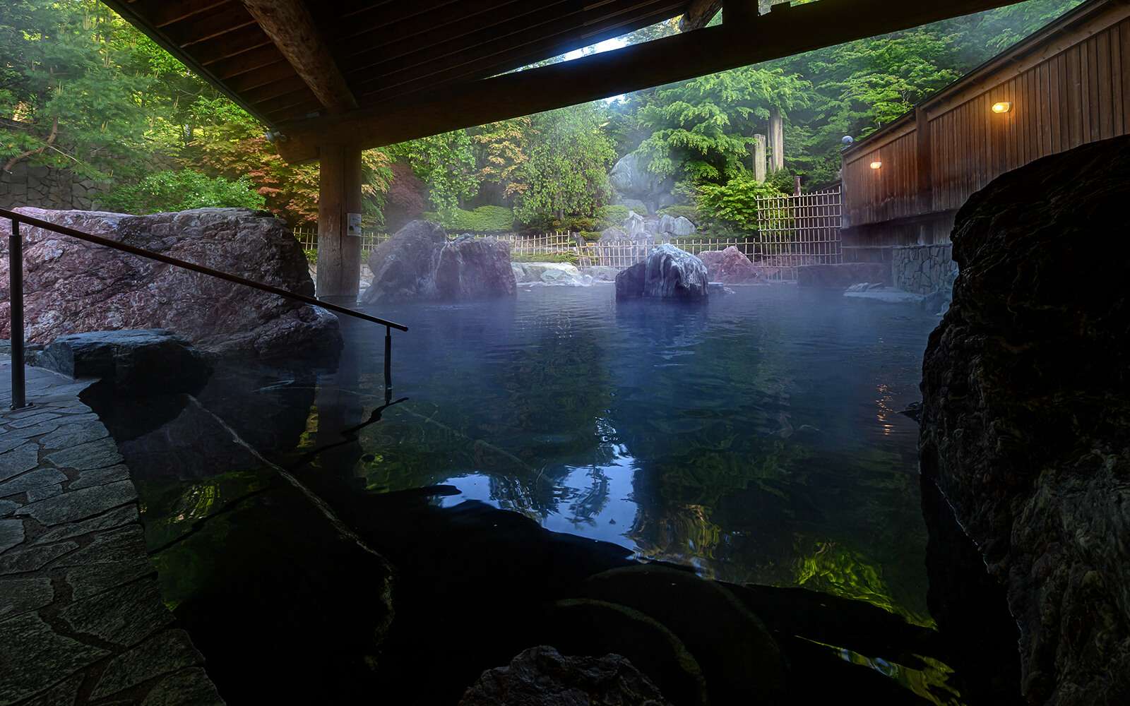 山の中の露天風呂